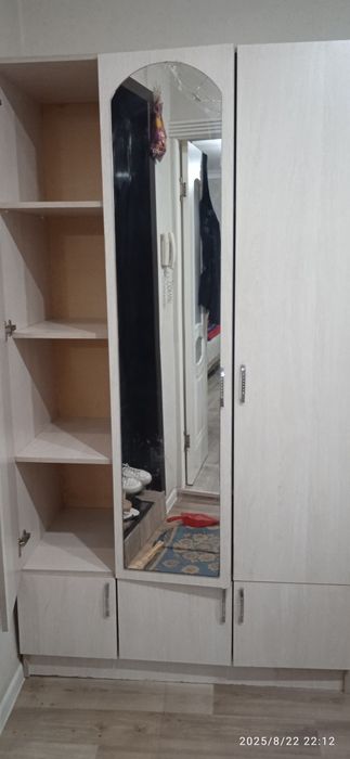 Продам прихожую шкаф