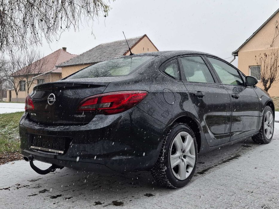 Opel Astra J - Limuzina  - 1.4 Turbo Benzina 140CP