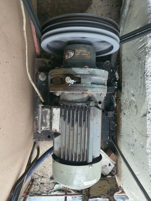 Mator reduktor sotiladi 90 abarot 1,5 kw mator