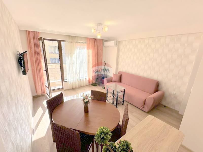 Дава се под наем Двустаен апартамент в Варна, Бизнес хотел - 60 кв.м за 765 € - Снимка #1