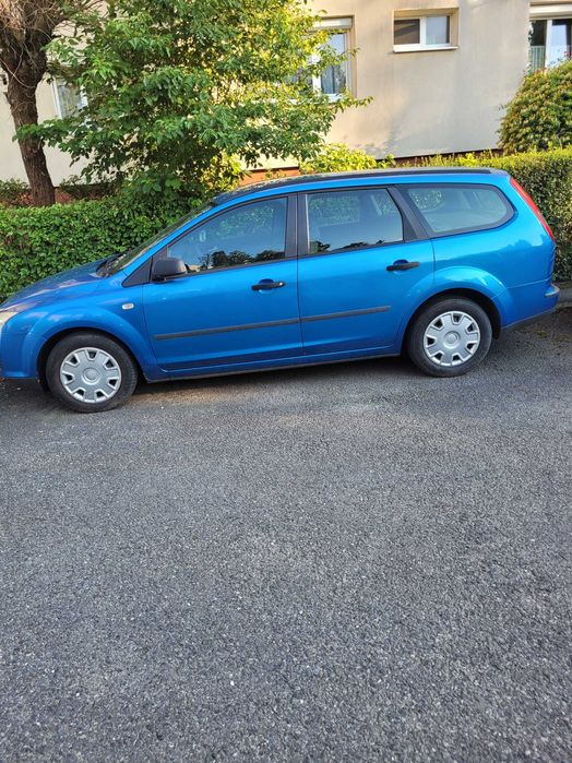 Vând Ford Focus 2, diesel, an2006, itp valabil Iulie 2026,functional,AC,geamuri electrice față, cutie viteze manuală. Preț 1300 euro. Tel. 0728171868.