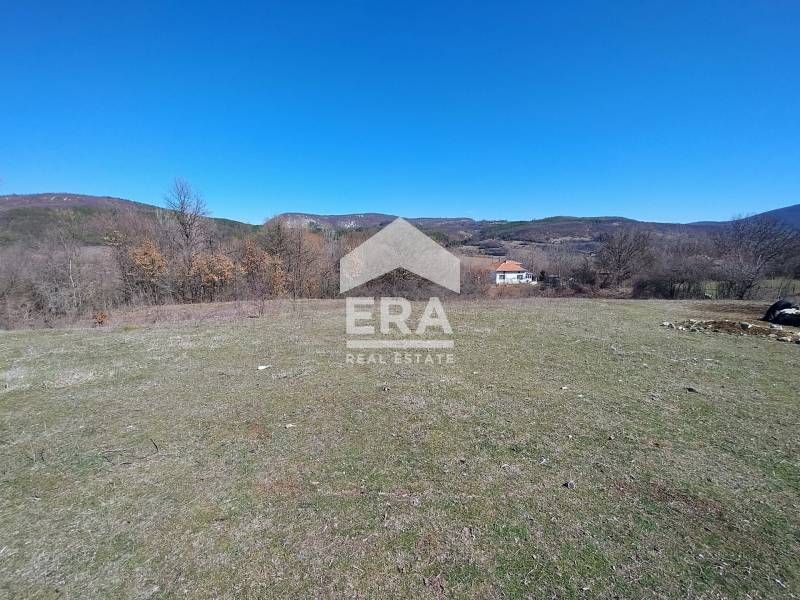 Продава поземлен имот