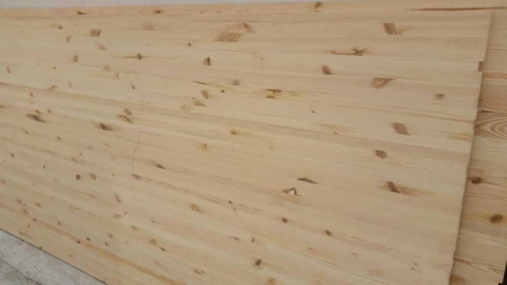 Blat din lemn masiv de pin pentru spatii de lucru sau mese.