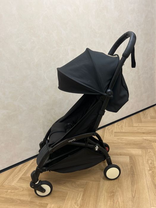 Коляска yoyo в черном свете