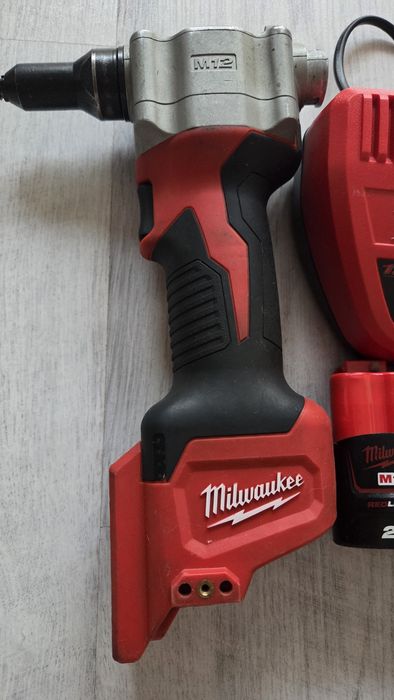 Masina de nituit Milwaukee