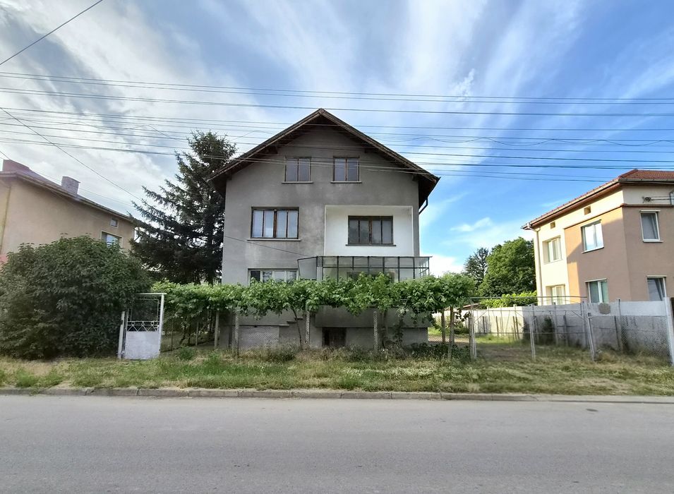 Къща с двор 886 кв. м. в гр. Костинброд