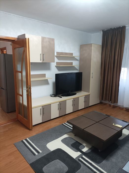 Închiriez apartament doua camere.