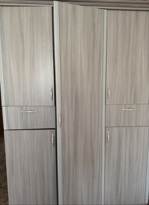 Продам две кровати со шкафом