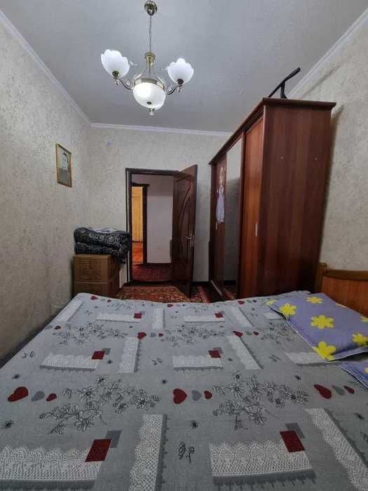 Uy sotiladi 3 xonalik kvartira 84 m/kv 2-qavatda sentrda yo'l yuzida