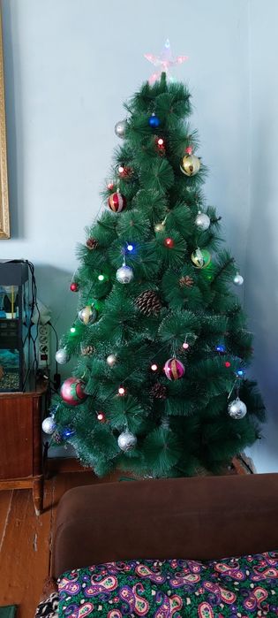 Елка с игрушками и гирляндой готовая