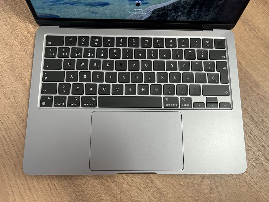 MacBook Air 13” 2022 M2 (A2681) + Microsoft 365