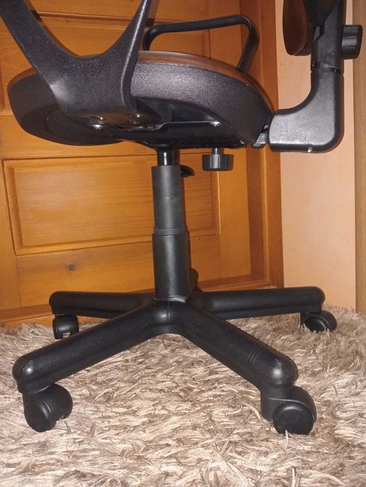 Vând scaun de birou.