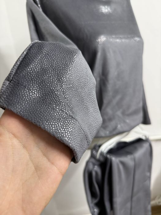 Compleu cu bluza si pantaloni evazati , catifea gri , nou , marimea XS