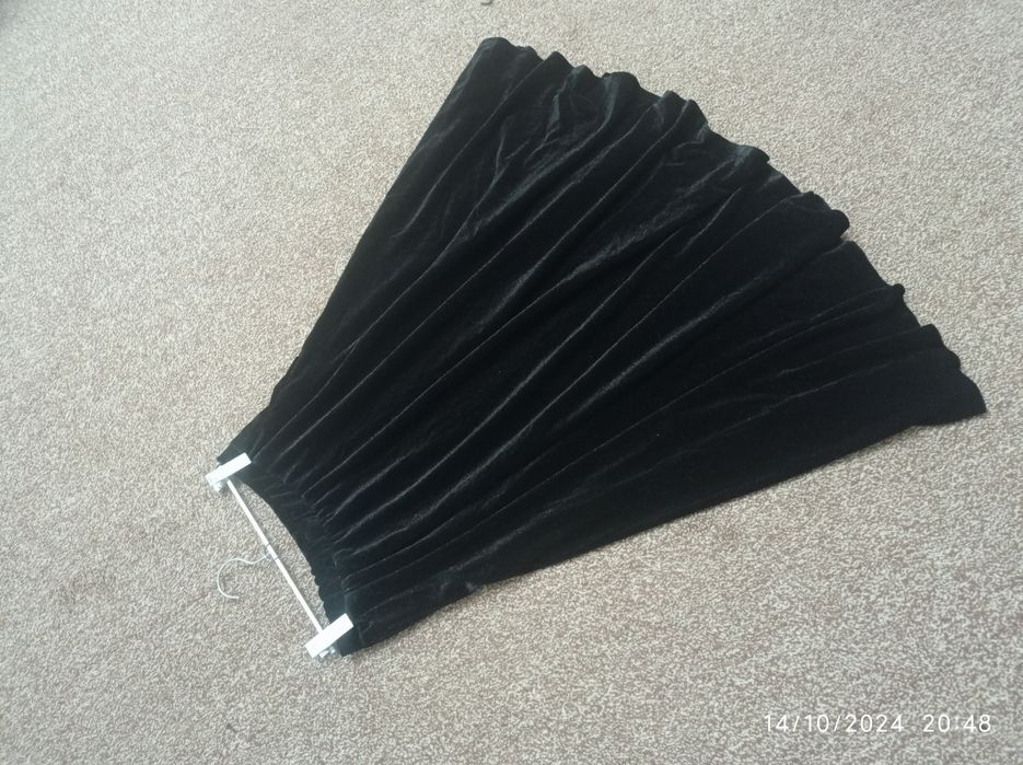 Qora velluriviy yupka