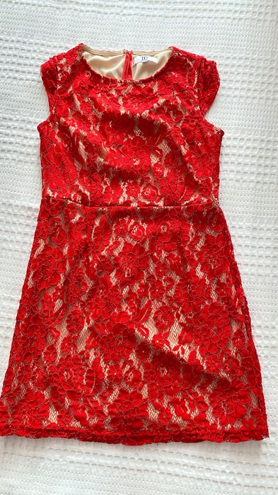 Дантелена рокля - червена