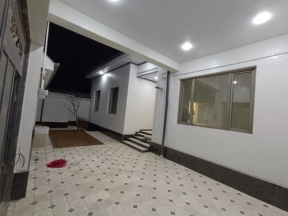 Янги пишган гишт дан курилган 2 соток 5 хона кухня подвал 3 санузел,