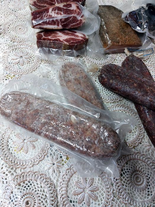 Домашни мезета старец,луканка..и т.н.