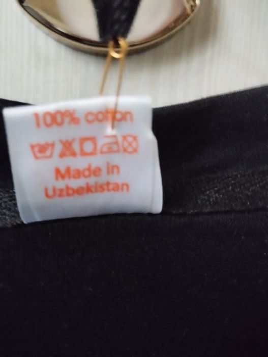 футболки 2 штуки.1 с воротником.2 без воротника.абсалютно новый.