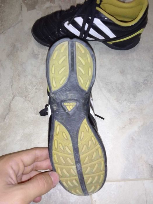Продавам детски стоножки адидас 35 номер, много запазени, ест. кожа.