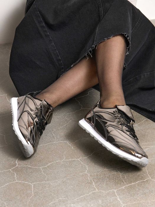 Спортни обувки от лак с бронзов цвят