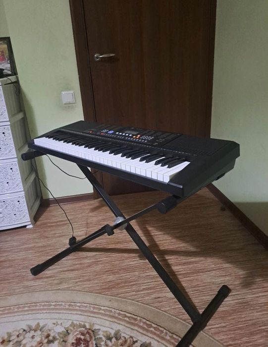Синтезатор почти новый!
