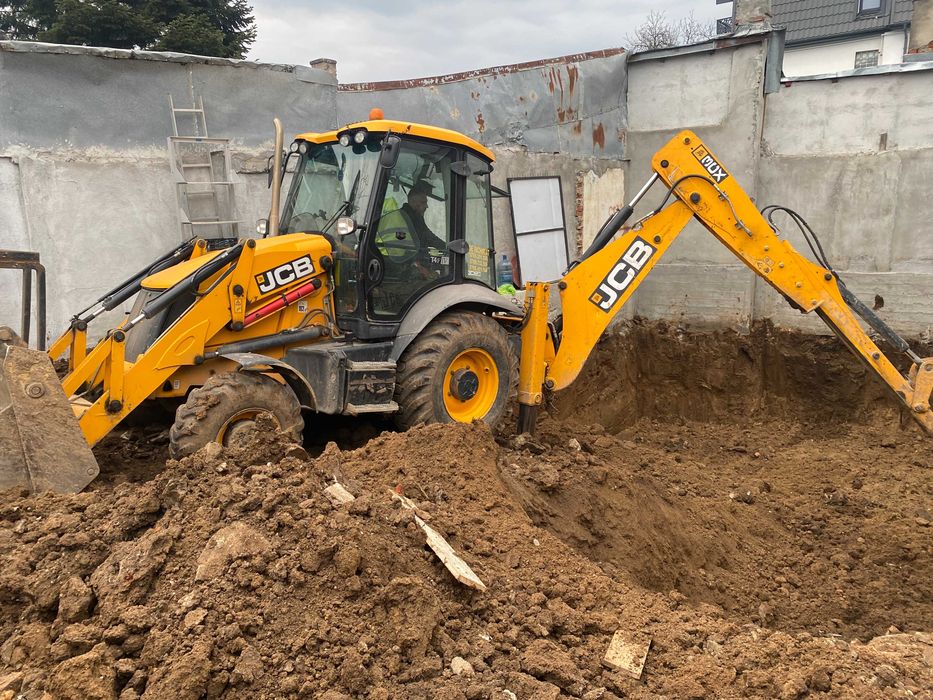 Închirieri Buldoexcavator si basculanta pentru excavatii si demolari