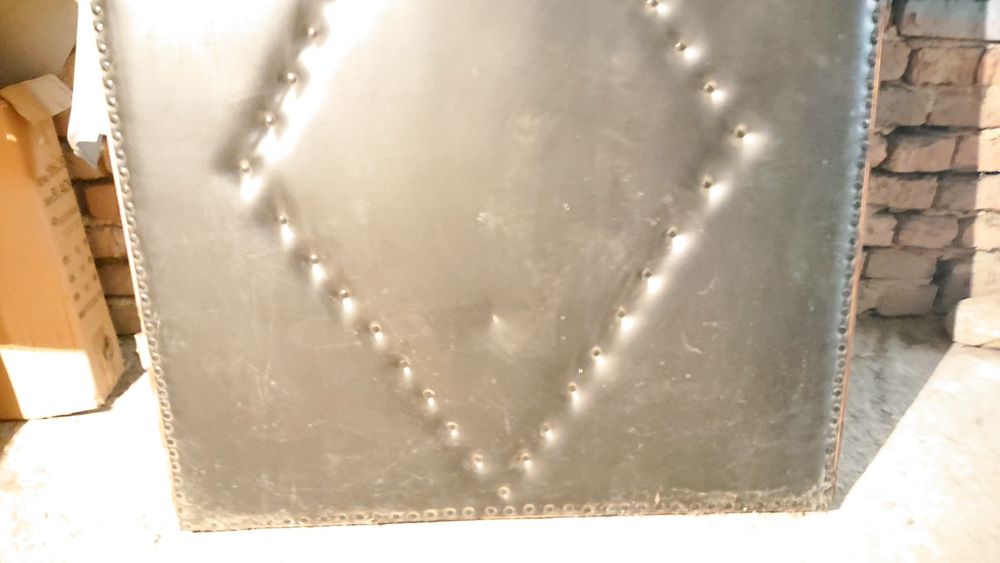 Здрава ,масивна ,тапицирана врата.