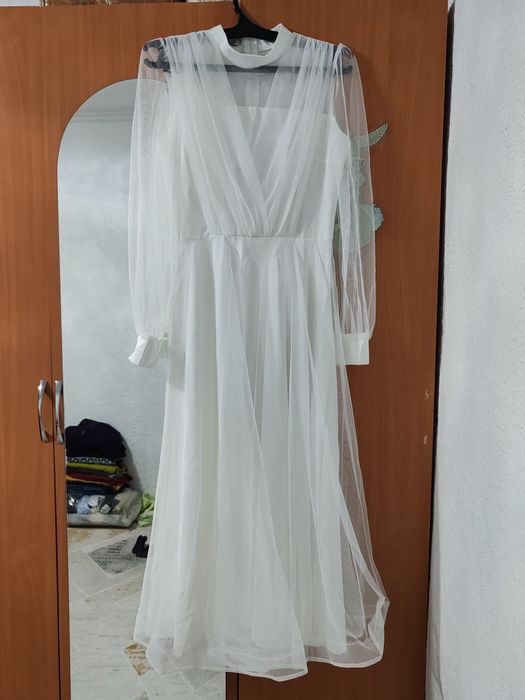 Слегка пышное белое платье