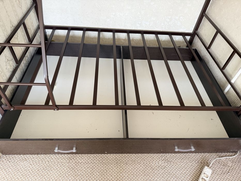 Кровать двухъярусная