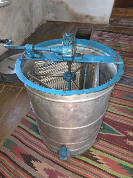 Продам весы,медогонку,циркулярку