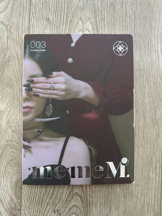 Kpop album Purple Kiss memem