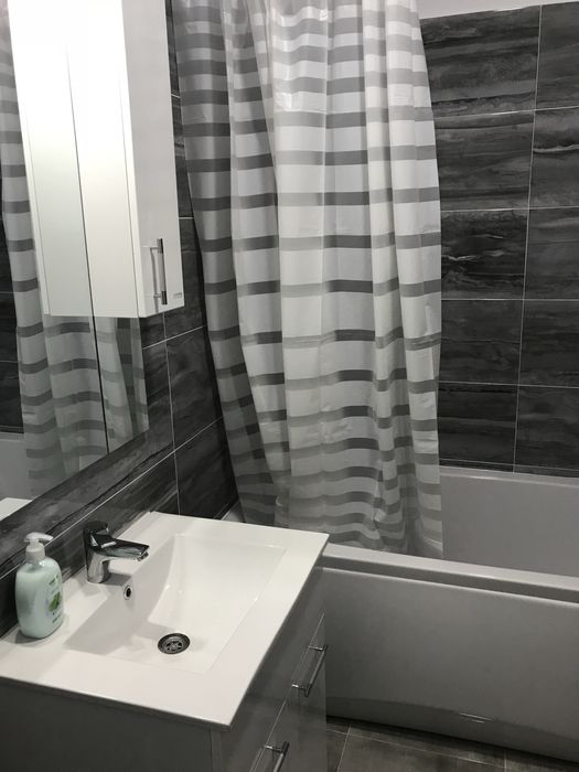 Inchiriez apartament + loc de parcare