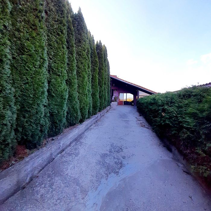 Къща с басейн в Стража