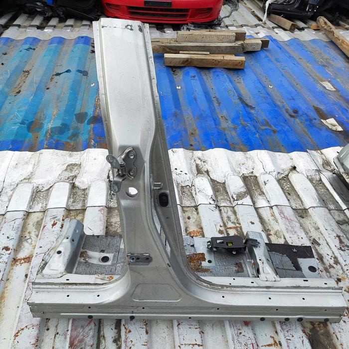 Центральная стойка правая Lexus RX330