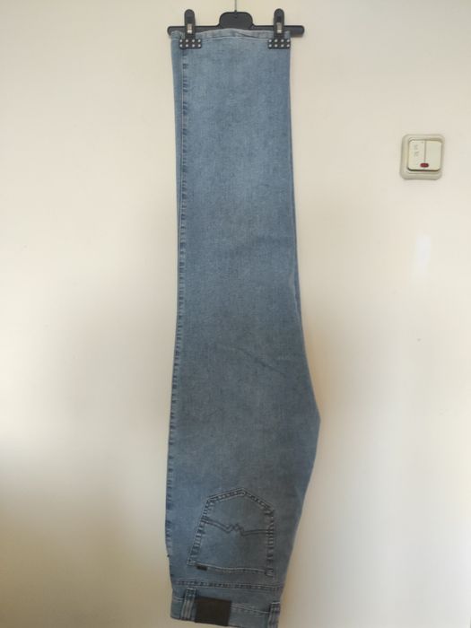 Pantaloni blugi, eleganti, moderni, calitate foarte buna