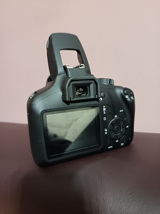 Продавам CANON EOS 4000D на два месеца + два обектива