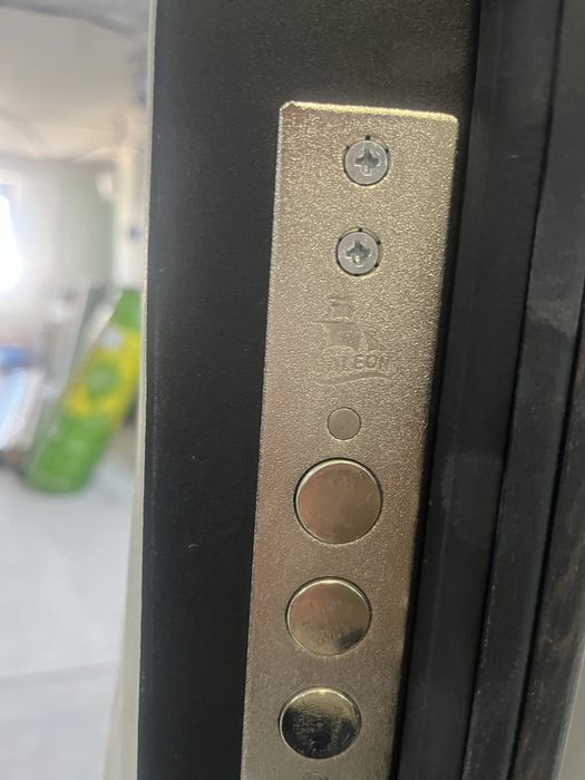 Дверь взодная 2 замка