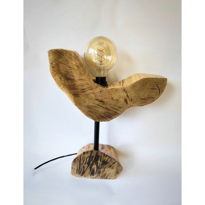 Масивна настолна лампа от дърво