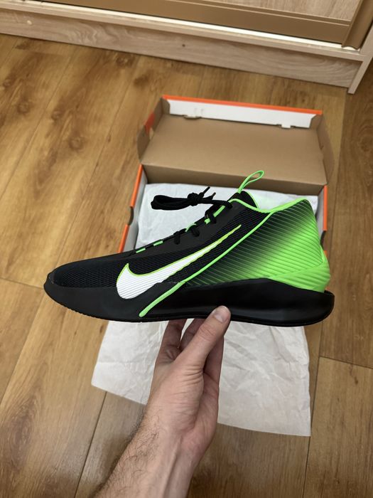 Продам новые кроссовки Nike Jump Academy