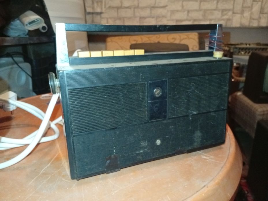 Винтидж преносим радиоприемник соната-201