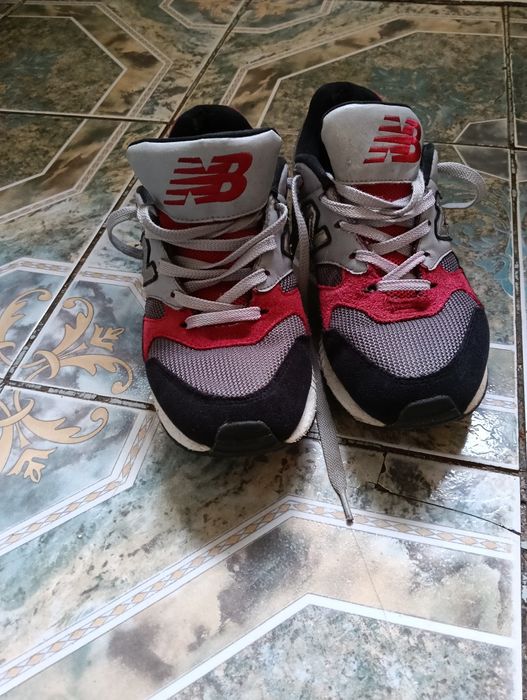 Vând adidași new balance