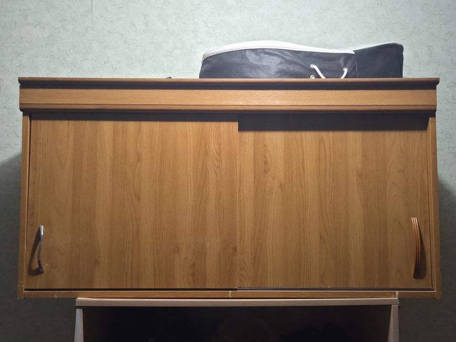 Шкаф с кроватью .