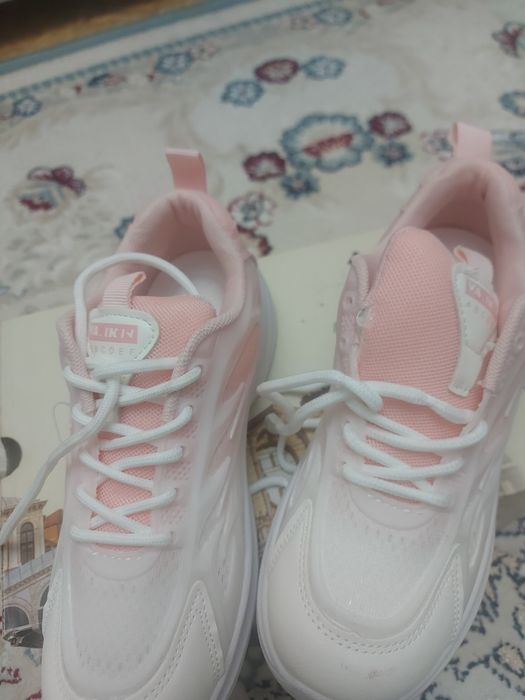 Женские кроссовки 35 размер