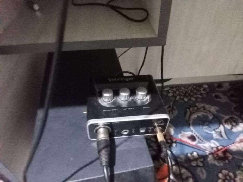 Mikrafon Behringer b1 zuvukavoy bexringer um2 stoyka pop filtr kabel