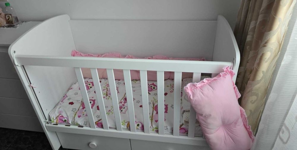 Леглото и шкафче