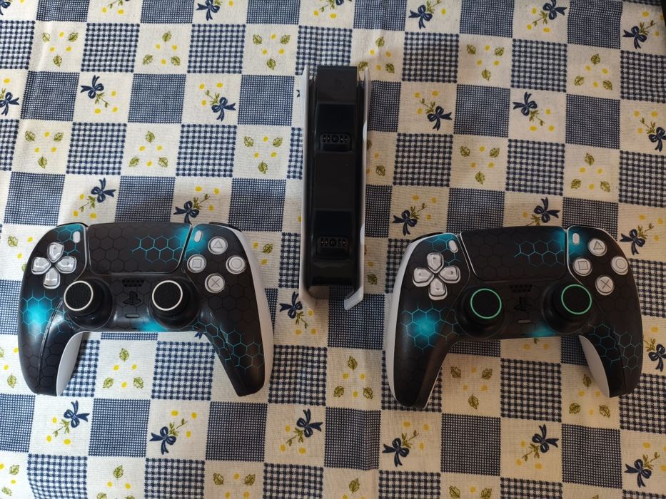 Пълен Премиум Гейминг Комплект PlayStation 5 (Диск) + 2 Контролера + Зарядно + Qanba Fight Stick + Топ Игри!