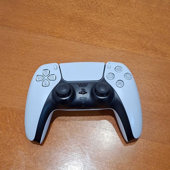 PS5 Disc Edition + игри + DualSense controller | Отлично състояние
