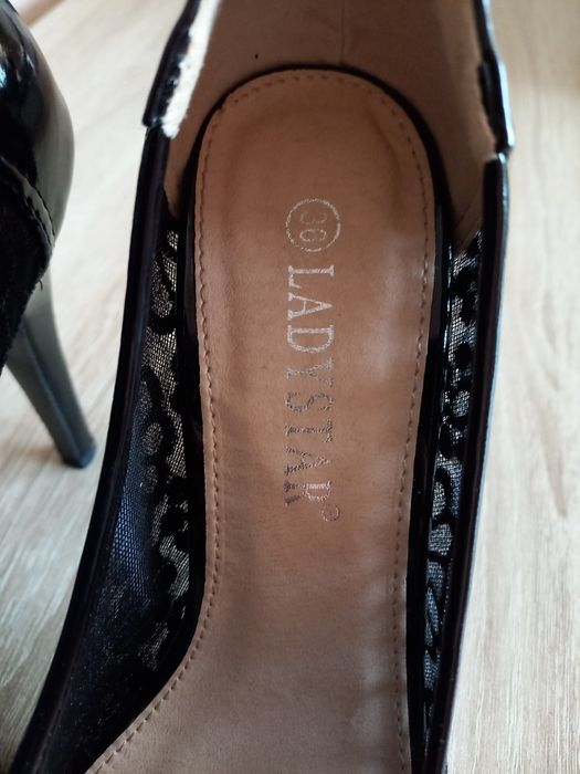 Pantofi cu toc,de gala,marimea 36.Pret.30 lei.