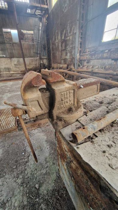 Тиски слесарные ТСЧ-140 мм, чугун, СССР  ГОСТ 4045-75 губцы 14см