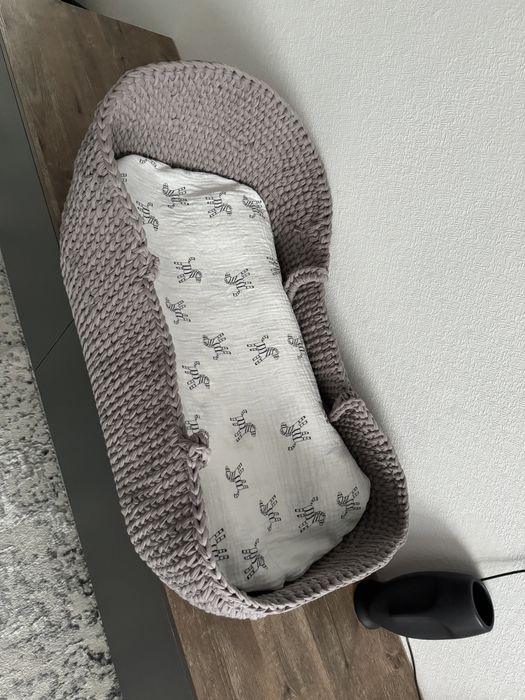 Продам вязанную люльку кроватку